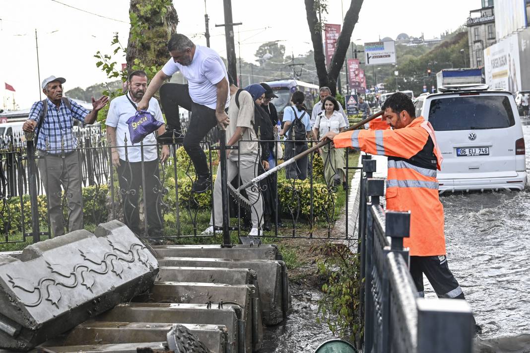 İstanbul'u sağanak vurdu. Mısır Çarşısı girişi sular altında, tramvay seferleri durdu 20